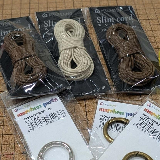 スマホストラップと残り糸で、、、