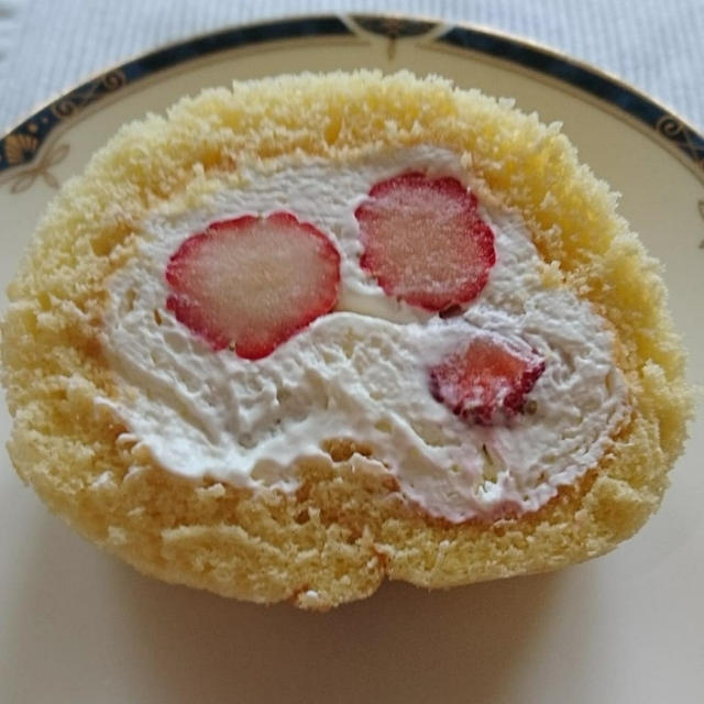 いちご練乳クリームのロールケーキ