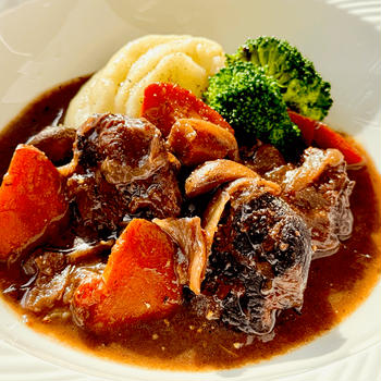 92℃ 牛すね肉の赤ワイン煮：赤ワインたっぷり、リッチな味わい本格派！