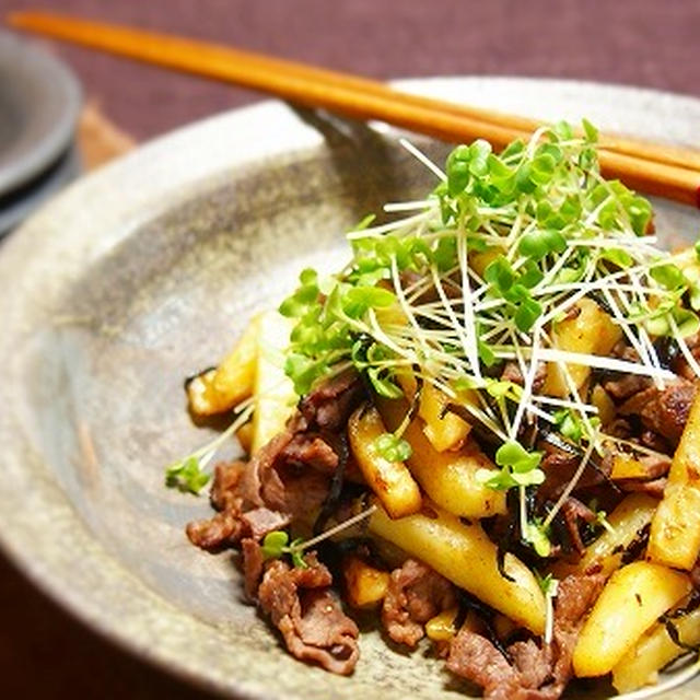 牛肉とじゃがいもの塩昆布炒め　レンジで時短♪　　「ローヌ」さんのマカロン！　　