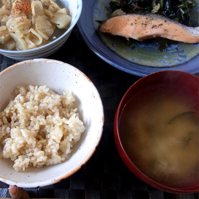 サケとわかめのにんにく蒸し