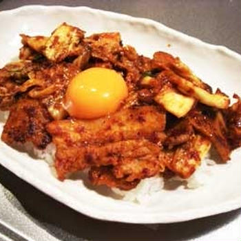 彼氏と食べる“豚キムチ丼”
