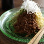 豚と榎の炸醤麺（じゃーじゃーめん）。