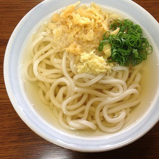 今朝は控えめにいりこだしの「かけうどん」