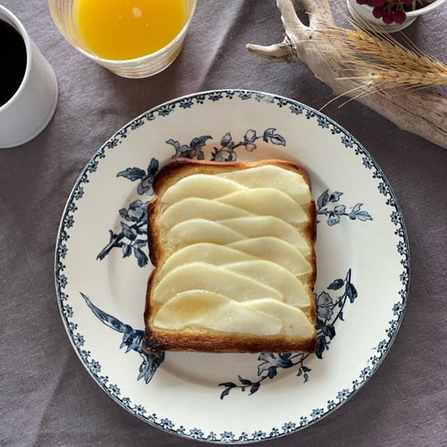 最近、朝ごはんに食べてる「洋梨トースト」