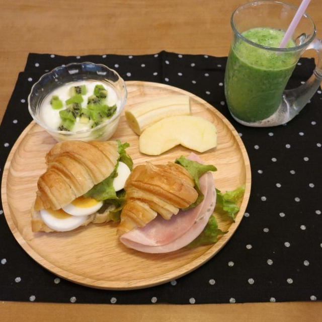 クロワッサンサンドの朝ごぱん　と　ユーフォルビアの花♪