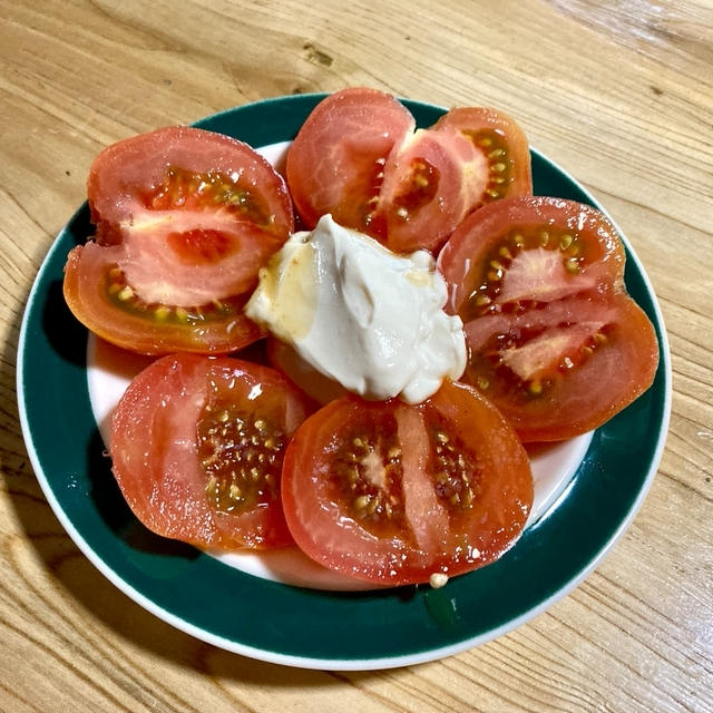 水切り豆乳ヨーグルトでチーズっぽいものを作って、トマトサラダを作りました