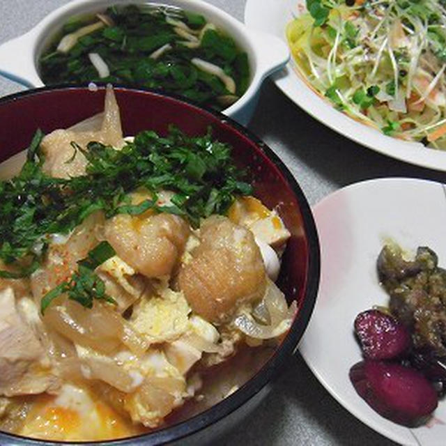 麩入り親子丼。毛づくろいするにゃんこ