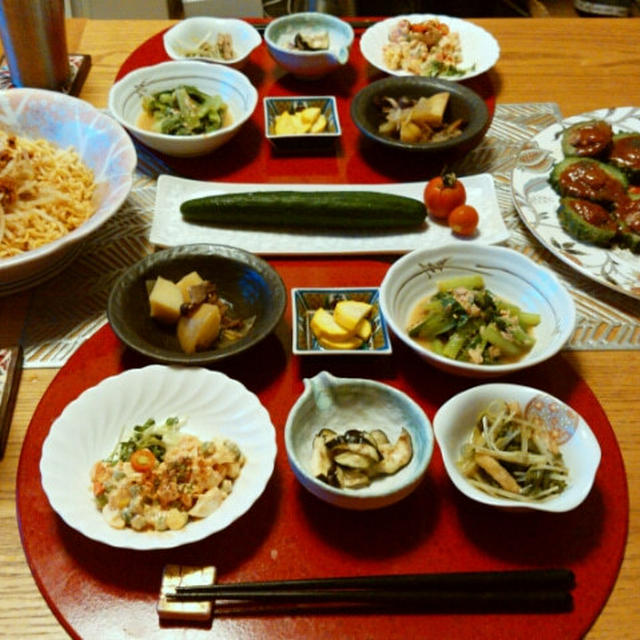 ゴーヤのエスニック肉詰めと台湾ミンチの混ぜ麵と小鉢6品にプランターのきゅうりとプチトマトで晩酌。