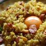 ＜本格スパイスでカレー炒飯とろ～り黄身つき＞