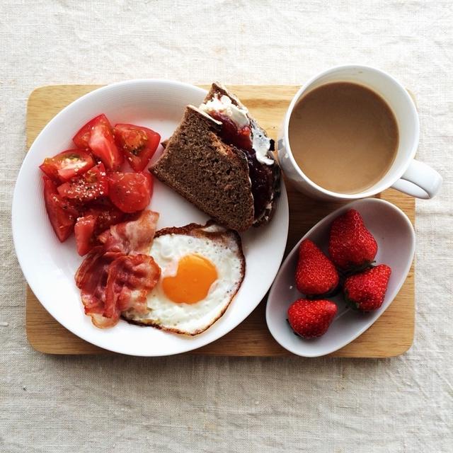 5月23日の朝ごはん。調理時間6分。赤いものが食べたい日、みたい？