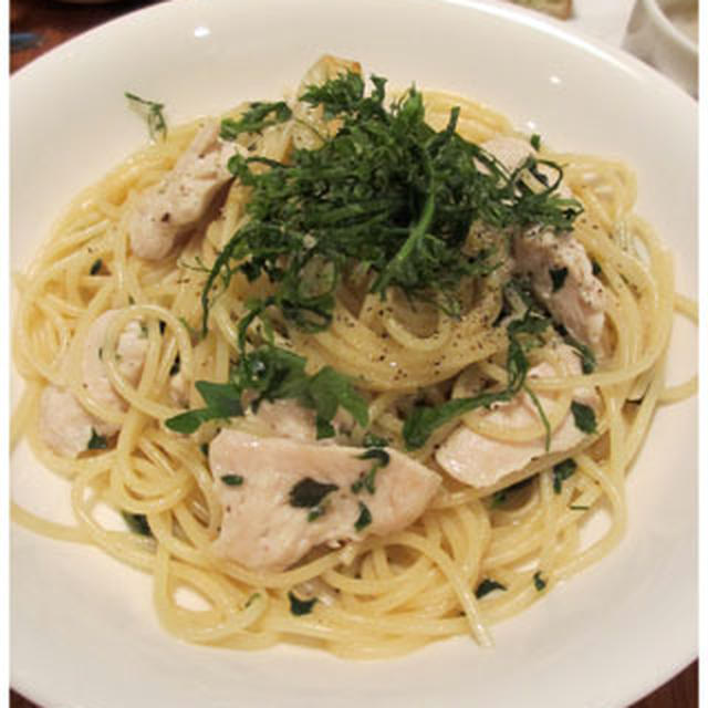紫蘇の実とチキンのペッパーペペロンチーノ