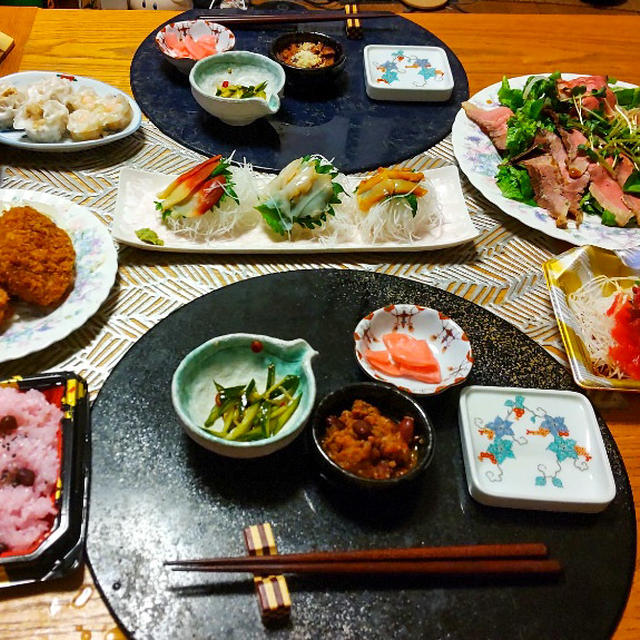 ローストビーフと甘納豆のお赤飯とお刺身と、買ってきてもん並べて晩酌