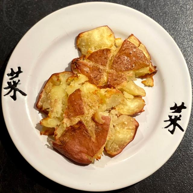 ジャガイモで手軽にできるスマッシュドポテトをおつまみに