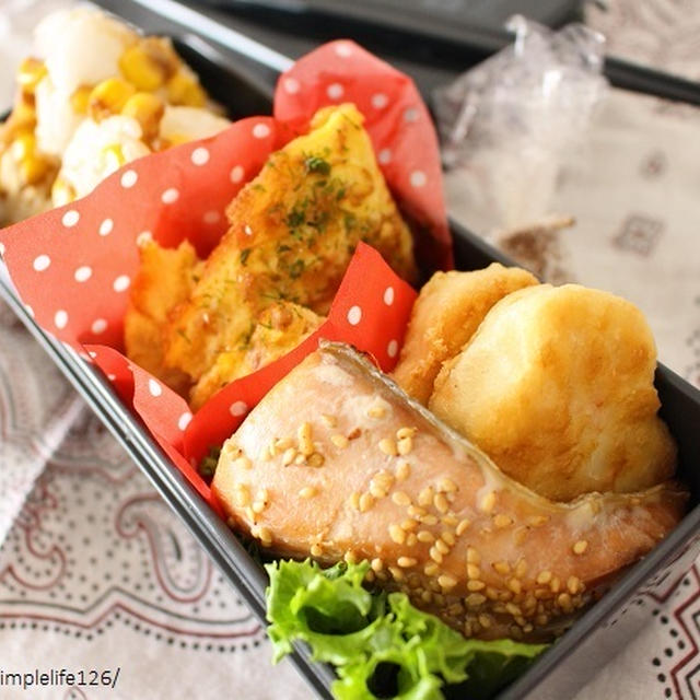 今日の夫お弁当、お好み焼き風卵焼きとか