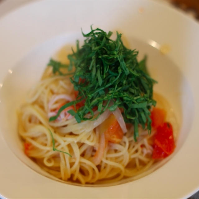 トマトとカニとほうれん草のパスタ