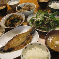 めっきり地味飯中〜♪