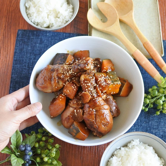 鍋に全て入れて火にかけるだけ♪「手羽元とかぼちゃの甘辛煮」