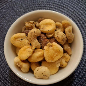 モニターがご縁でリピートしている黒胡椒味ミックスナッツ