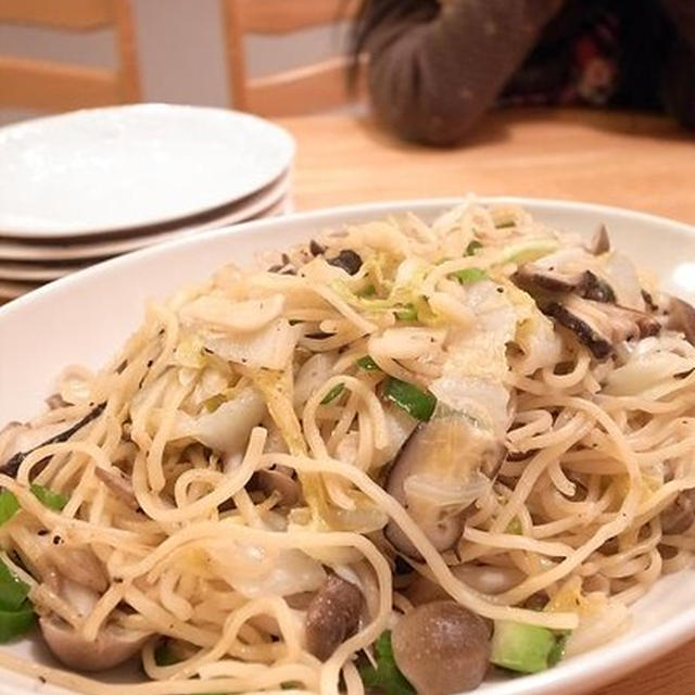 醤油でもソースでも中華でもない塩焼きそば最高｜小さな魔法使いの魔法でパプリカが