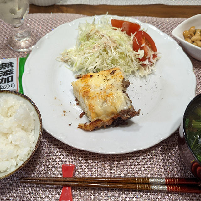 挽肉とマッシュポテトの重ねグラタンとリースリングワイン