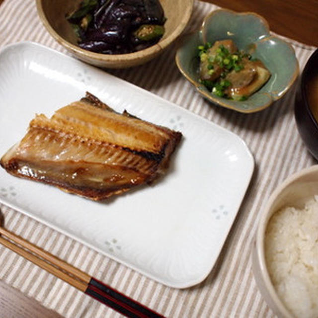 焼きほっけと茄子の皮とオクラのきんぴらと蒸し茄子の胡麻だれがけ