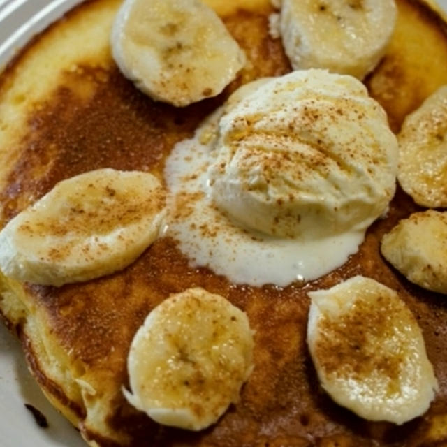 牛乳でふわふわホットケーキ☆バナナとアイスとシナモンパウダーを添え