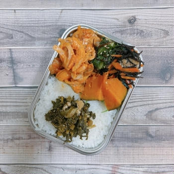 11/25～11/30のお弁当とランチプレート（豚肉のケチャマヨ炒め、青梗菜とウインナーの卵炒め、コロッケ海苔弁、鶏ひき肉と小松菜の肉味噌丼、豚肉とピーマンの味噌炒め、ベーコン炒飯）