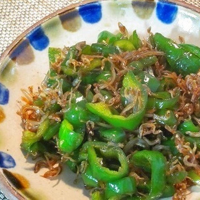 作り置きおかず　お醤油で甘辛く煮た、ちりめんじゃことピーマン。簡単に作れ、不足しがちなカルシウム