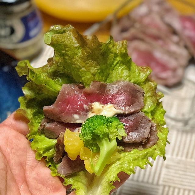 ローストビーフとの相性抜群の甘夏レタス包み