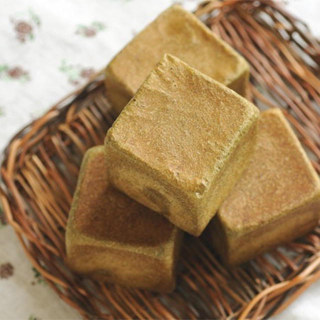ミニキューブ型で　よもぎホワイトチョコパン