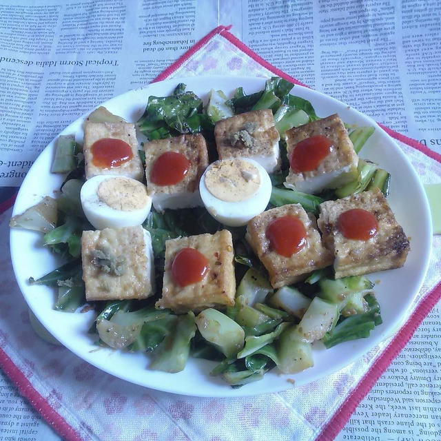絹厚揚げ＋キャベツのアヒージョ炒め＋ゆで卵