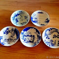 ムーミンの世界観を藍色染付で描いた有田焼の絵皿を購入