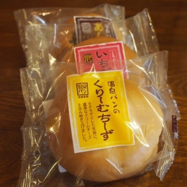 温泉パンとゴーヤチャンプルーの朝ごはん
