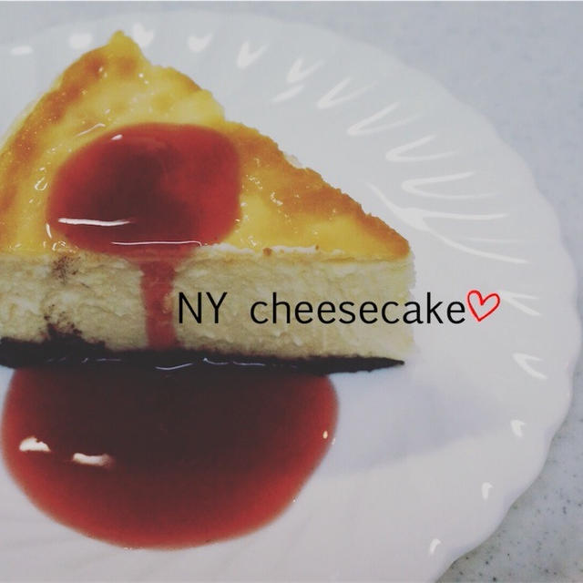 簡単 砕いて混ぜて焼くだけ ニューヨークチーズケーキ ラズベリーソースを添えて By Aicoさん レシピブログ 料理ブログのレシピ満載