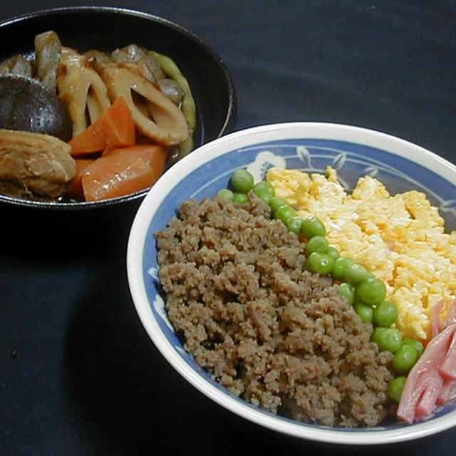 三色そぼろ丼