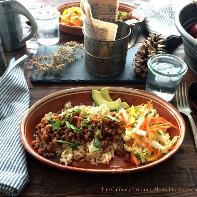 Sriracha Teriyaki and Mango Napa Coleslaw Rice Bowlピリ辛照り焼きまるっきりお肉とマンゴー白菜コールスロー