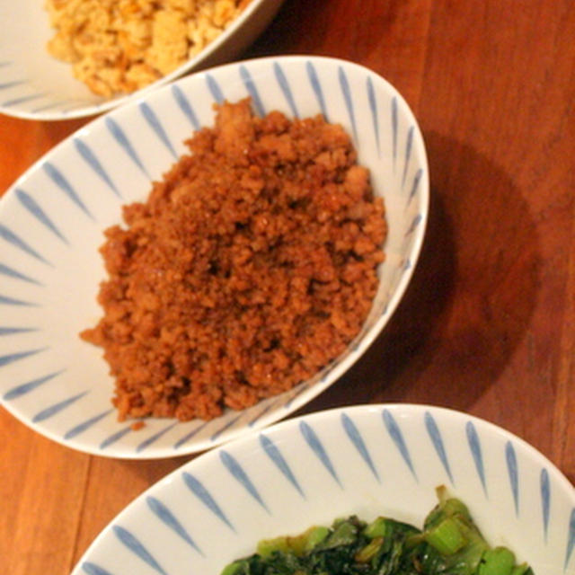 丼同好会・・・鶏そぼろ丼　＆　切干大根とせりの胡麻和え