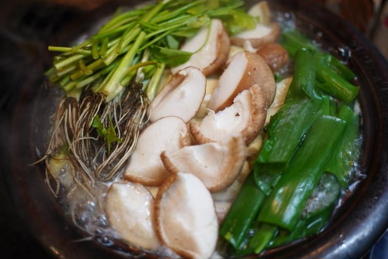 三関せりと椎茸、九条ねぎと阿波雄鶏の白菜だし鍋