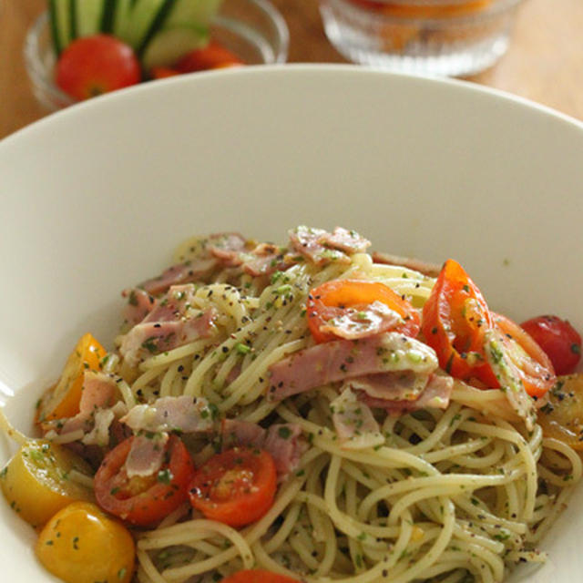 ベーコンとトマトのジェノベーゼパスタ