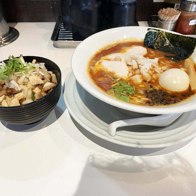 藤ろう 超濃厚辛鶏白湯ラーメンの大辛を中太麺で啜り、チャーシュー丼を食べる