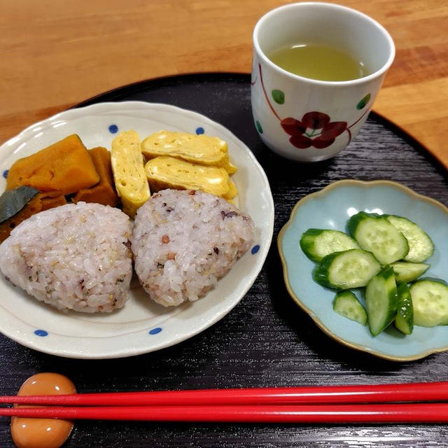 ふりかけおにぎりと卵焼き