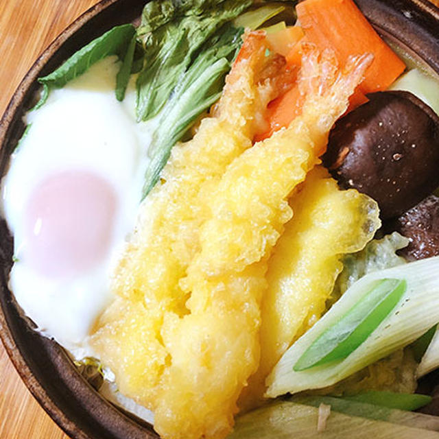 寒の戻りで寒い夜、鍋焼きうどんであったまる。