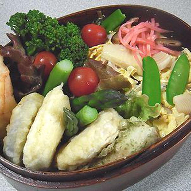 天ぷらとちらし寿司弁当。エビチリ