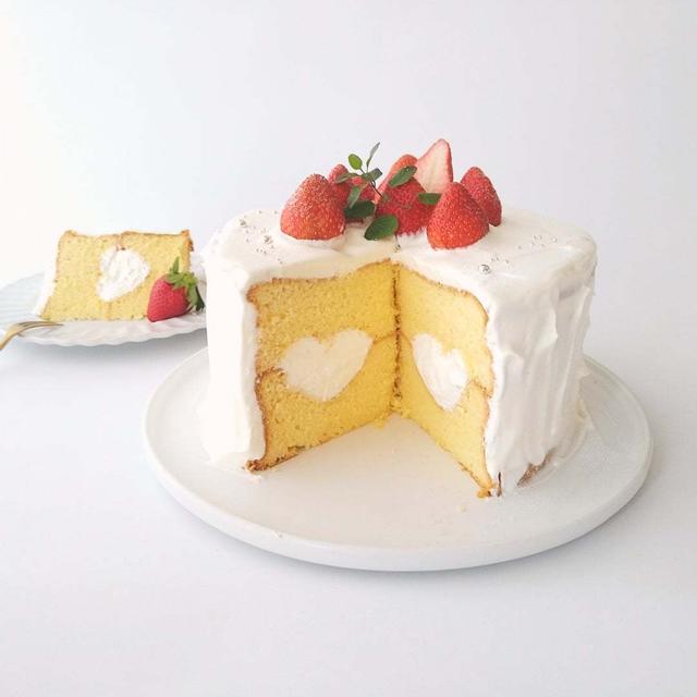 ショートケーキ風 クリームがハート形のケーキ（アメリカの12カップ分）