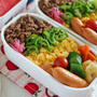 そぼろ弁当｜蓋との間にラップを挟んでそぼろが移動しないように〜