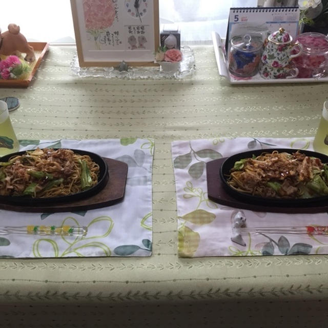 イカ天たっぷり入り焼きそばとセリアで買ったもの