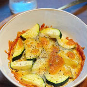 旬野菜であと一品♪切って焼くだけ！パパッと完成♪ズッキーニのとろ〜りチーズ焼き【簡単おつまみ】