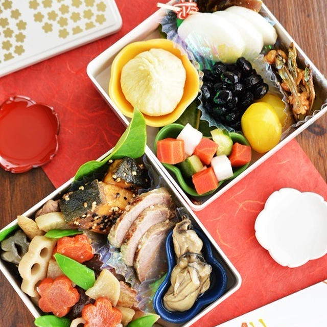 今年の「なんちゃっておせち」は、3COINSの小さな重箱(2段)に詰めて楽しんでみました♪