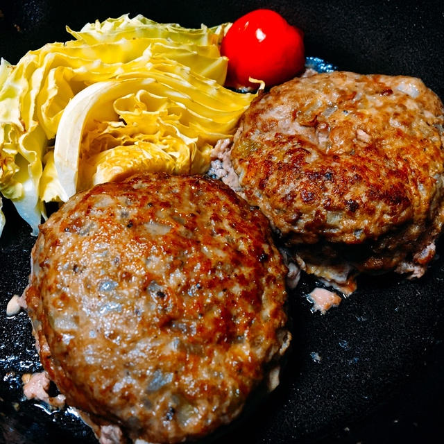 シンプルが一番！塩とコショウで食べるハンバーグ